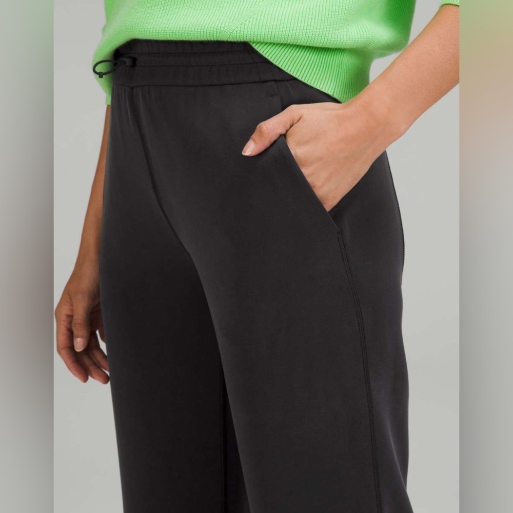 LULULEMON Softstreme High-Rise Straight Leg Crop- Black/ Size 2 - Picture 3 of 8